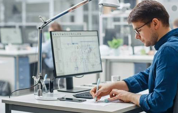 EkoBox Ingenieur bei der digitalen CAD-Planung von modularen Containern